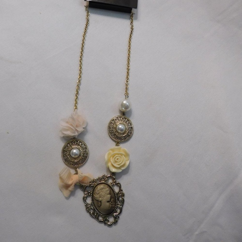 Store Twenty One Victorian Cameo Rose Flower Necklace
